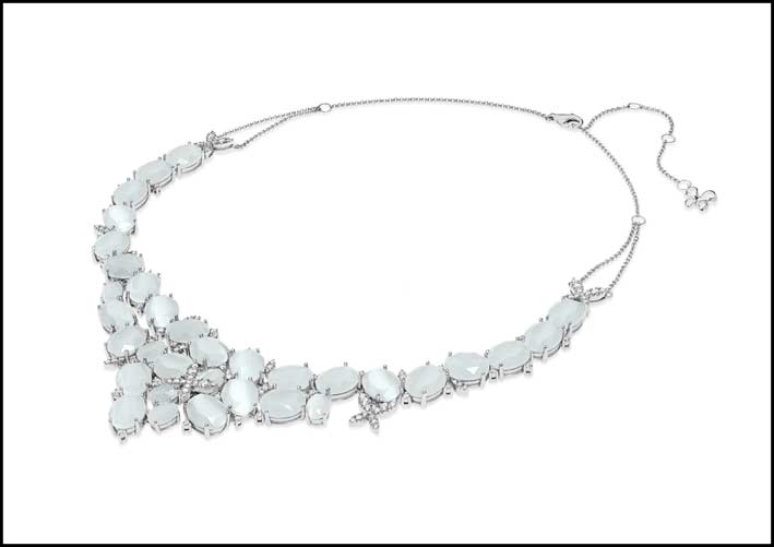 Collezione Romantica, collana con pietre opalescentiCollezione Romantica, collier con pietre opalescenti