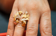 Anello Verona, in oro giallo e diamanti. Le foglie sono ispirate alla storia di Romeo e Giulietta. Copyright: gioiellis.com