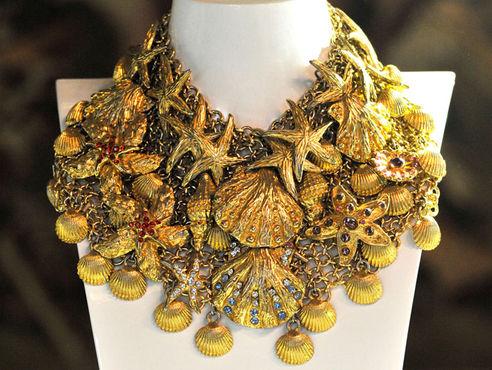 Versace, collana Conchiglie e stelle marine metallo dorato, strass
