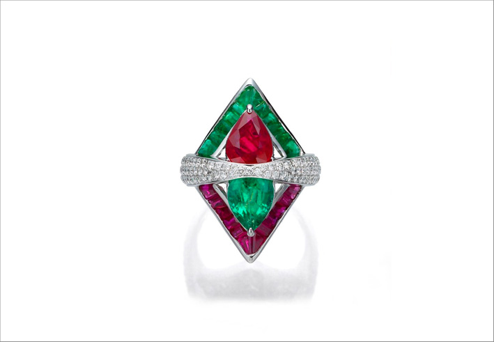 Anello con rubini, smeraldi e diamanti