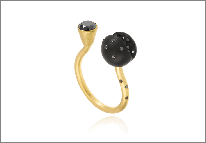 Collezione Atomic, anello in oro 18 carati con intaglio a mano, sfera e solitario con diamanti