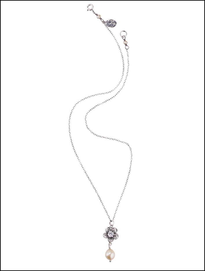 Collana floreale con perle crema e zirconi. Prezzo: 170 euro