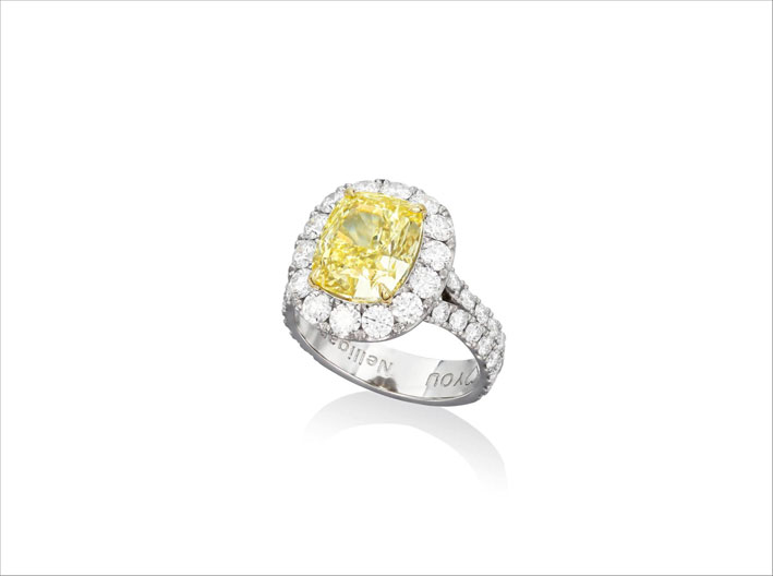 Anello con diamante fancy yellow di 5 carati