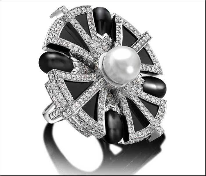 Sybarite, anello Liberty. In oro bianco, diamanti, onice, perla centrale