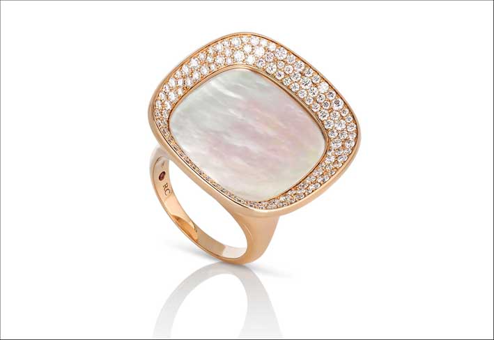 Rose gold ring with white diamonds and mother of pearl (small)