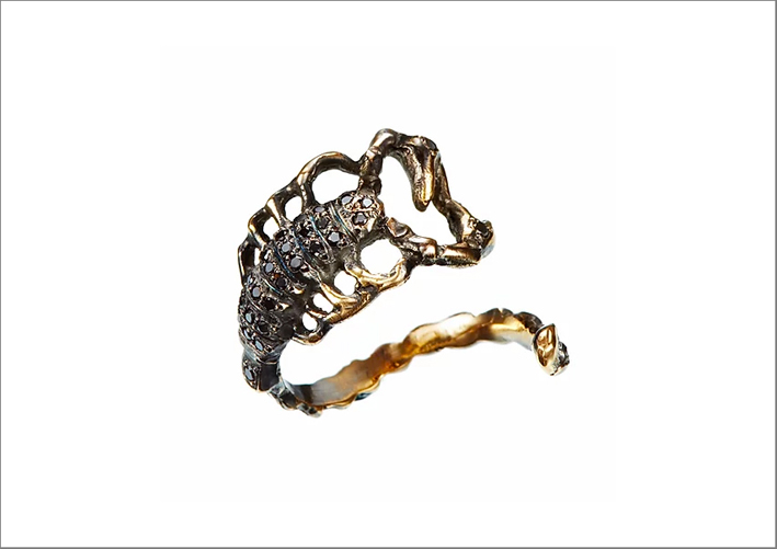 Anello Scorpionein oro rosa 18 kt, parzialmente rodiato, con diamanti neri
