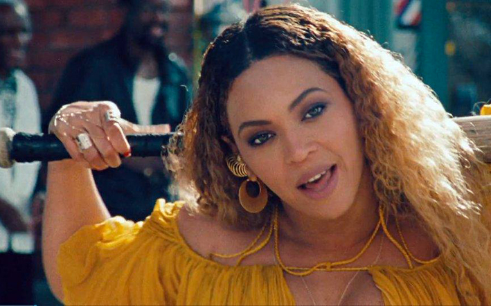 Beyoncé con orecchini a cerchio in oro di Fallon, e con earcuff di Lynn Ban
