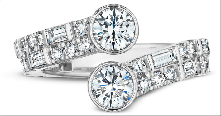 Set con diamanti baguette, montatura in platino. Questo anello ha vinto il premio del 2014 JCK Jewelers nella categoria Platinum per vendita al dettaglio meno di 10.000 dollari nei Jck Awards 2014
