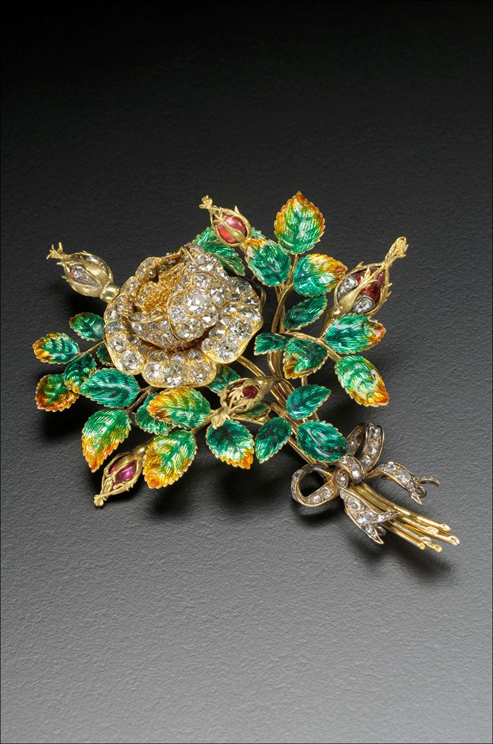 Audouard (circa 1850). Spilla mazzolino di fiori in oro smaltato insieme con vecchi diamanti taglio brillante e granati nei boccioli di rosa