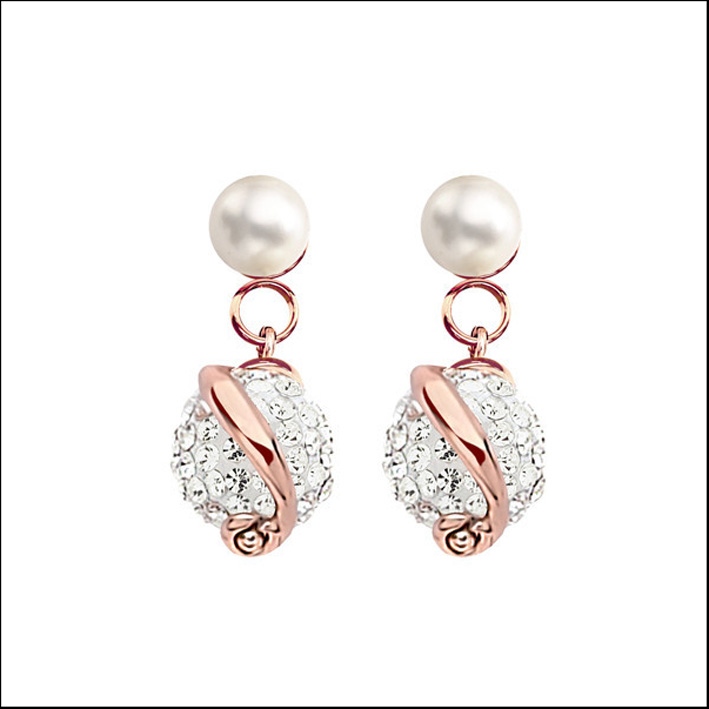 Orecchini in argento placcato oro rosa con perle e strass. Prezzo: 48 euro
