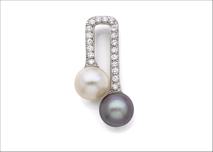 Suzanne Belperron, spilla in platino stilizzata a U con perle e diamanti. Stima: 15-20000 euro