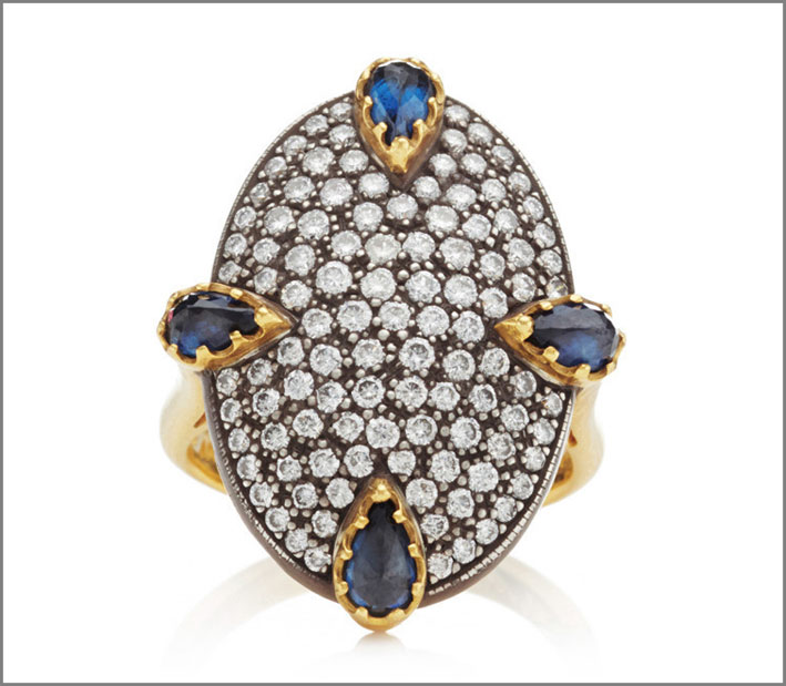 Anello in oro 22 carati, argento ossidato, zaffiri blu, diamanti