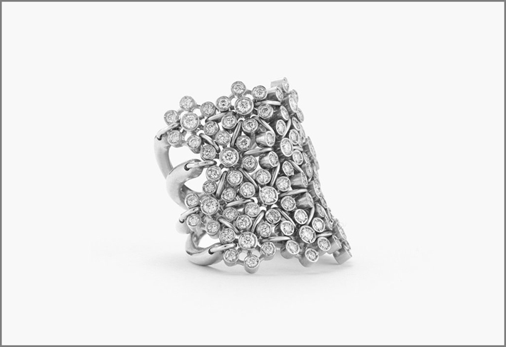 Anello semi flessibile in oro bianco 18 carati con diamanti taglio brillante