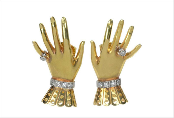 Orecchini a forma di mani in oro e diamanti