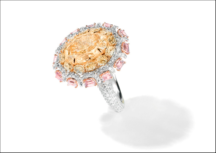 Nirav Modi, anello en tremblant con diamanti rosa e gialli