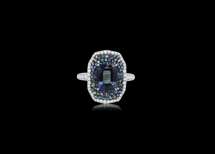 Anello con alessandrite, 152 diamanti, 16 ametiste, 24 zaffiri blu, 2 zaffiri e 31 granati cangianti