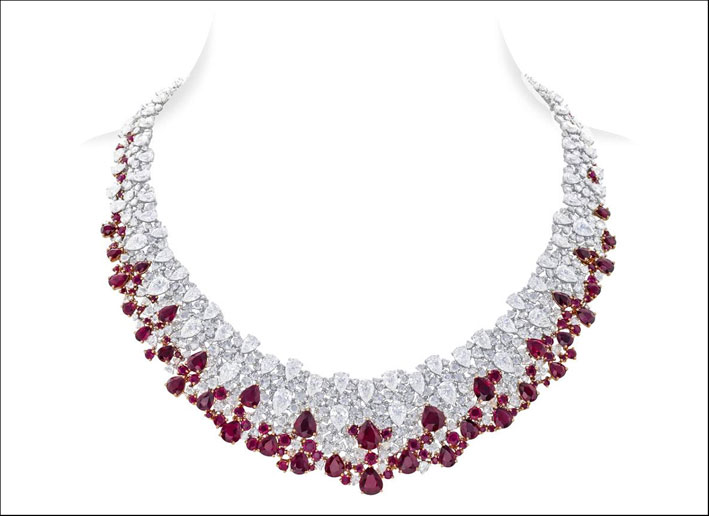 Collana di diamanti e rubini, composta da oltre 100 pietre, presentata alla Biennale di Parigi