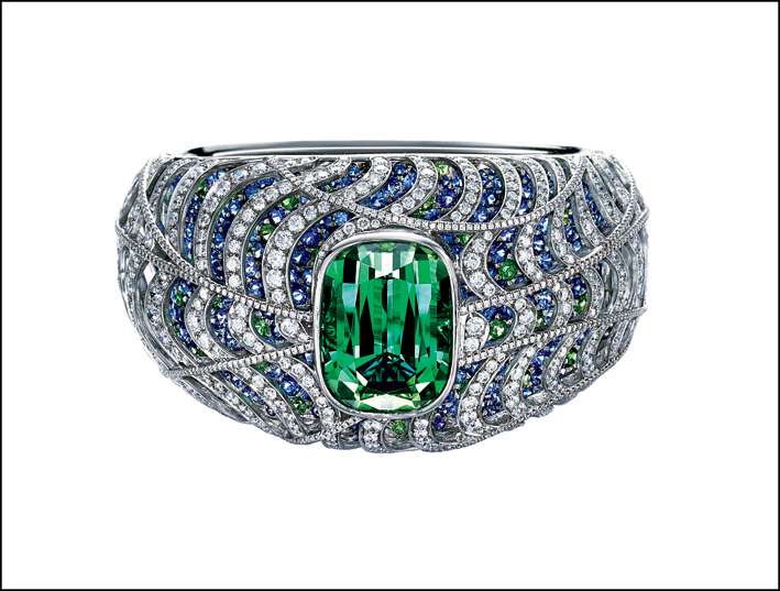 Bracciale in platino con una tormalina verde al centro, tsavorite, zaffiri e diamanti. Tiffany Masterpieces 2016,  Prism Collection. Prezzo: 497.000 euro.
Photo Credit: Tiffany & Co.
