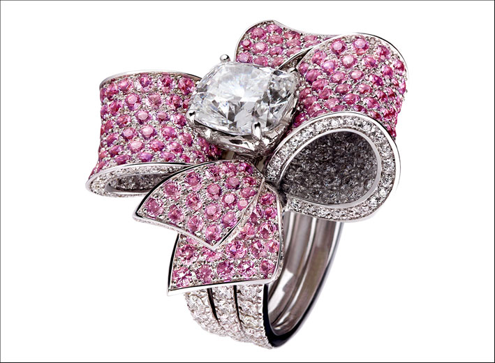 Collezione Embrace, anello a fiocco con diamante solitario e zaffiri rosa su oro bianco. Prezzo: 71500 euro
