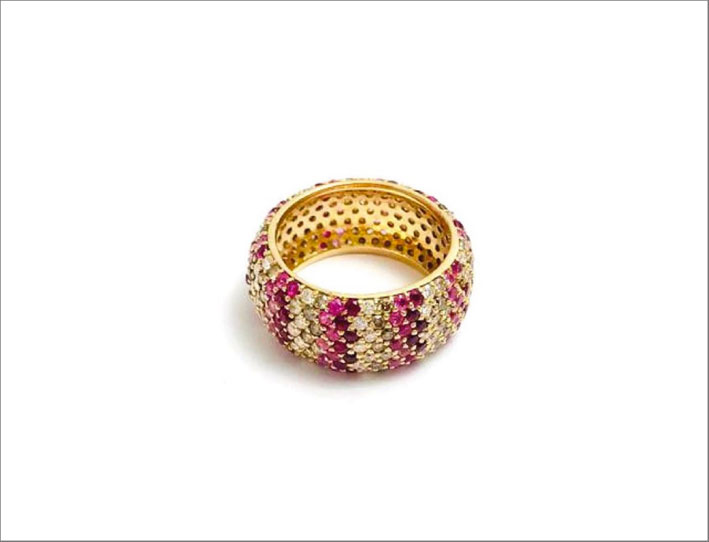 Anello in oro rosa con diamanti brown, zaffiri rosa e rubini