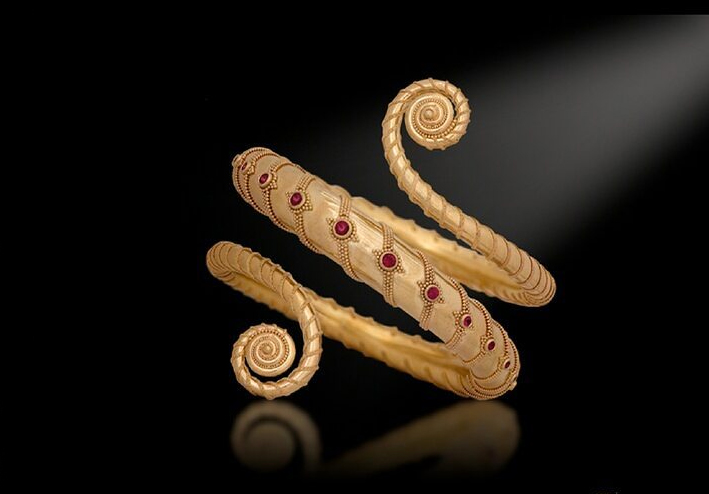 Anello in oro e rubini realizzato per un progetto dell'American Jewelry Design Council