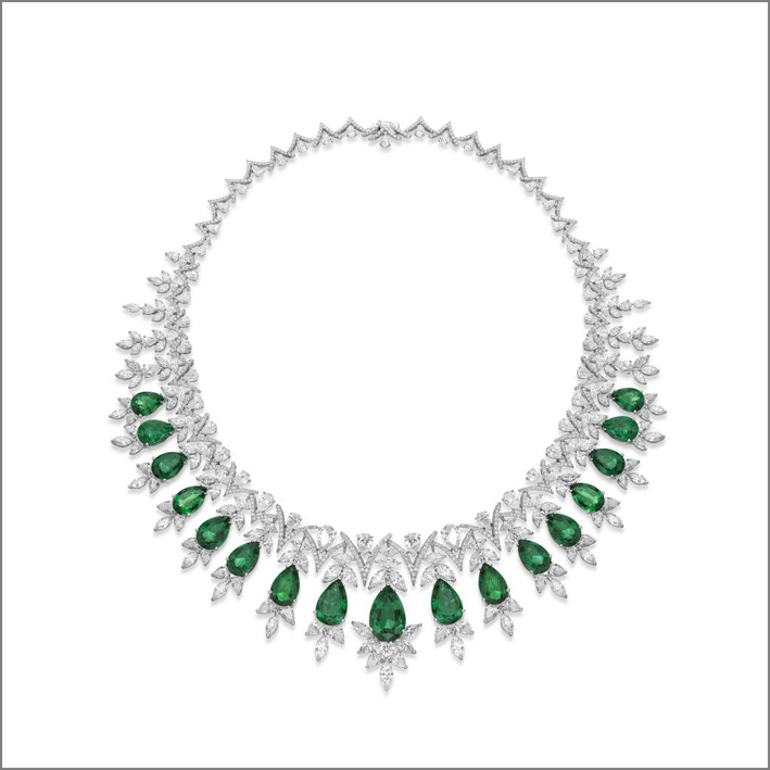 Collana di diamanti con 17 smeraldi taglio a pera