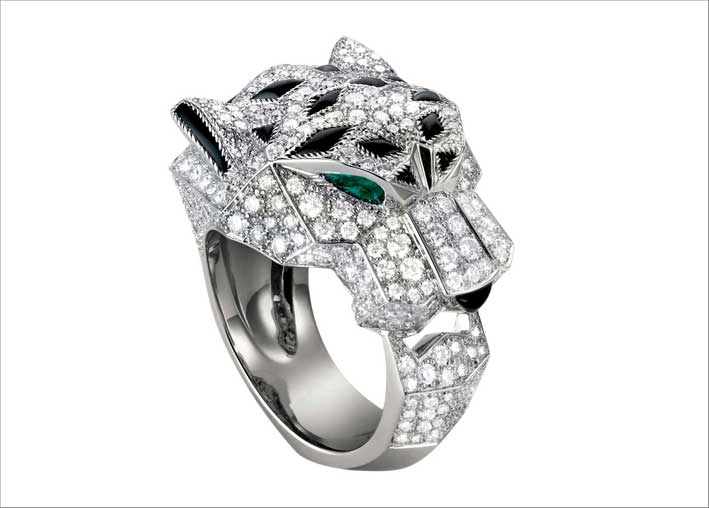 Anello in oro bianco, con 365 diamanti taglio brillante, 255 carati, smeraldi, onice. Prezzo: 60.000 euro