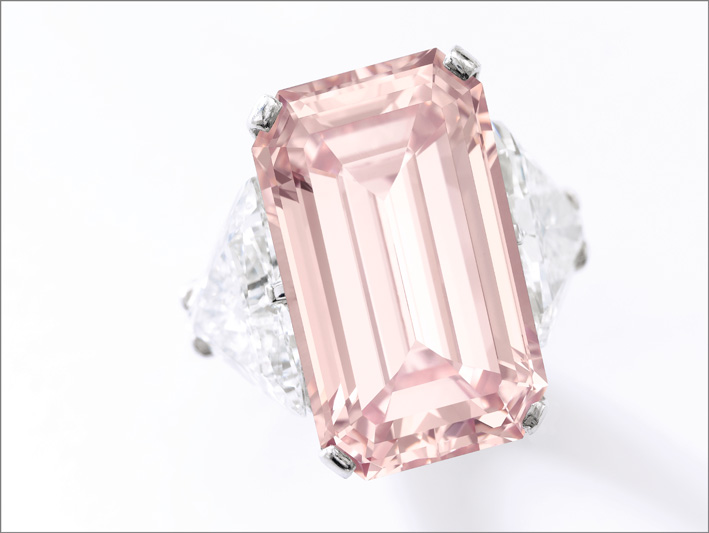 Fancy Intense Pink diamond ring, venduto per 20,7 milioni. Courtesy of Sotheby's