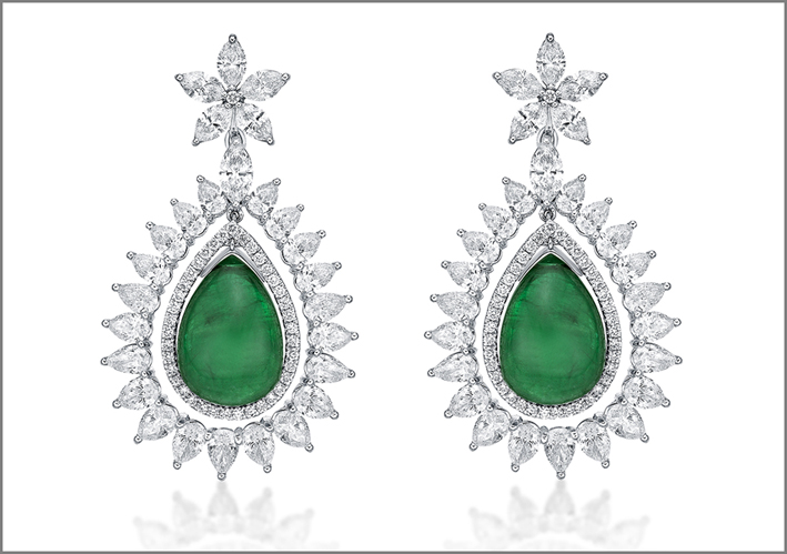 Orecchini con smeraldi cabochon e diamanti
