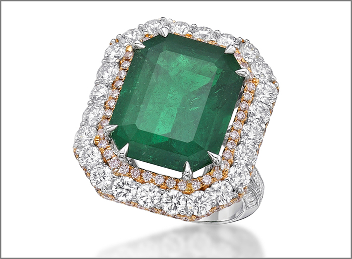 Anello con smeraldo circondato da diamanti
