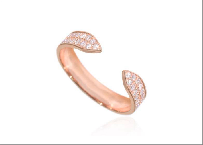 Anello in oro rosa e diamanti indossato da Meghan Markle