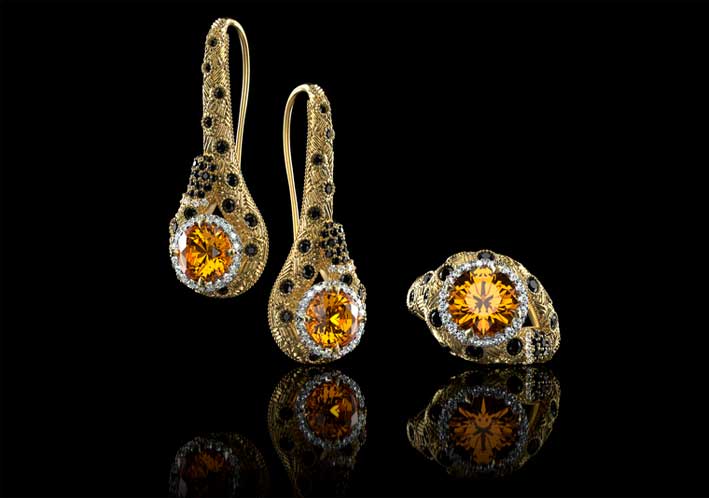Il set di orecchini e anello in oro, zaffiri orange e diamanti