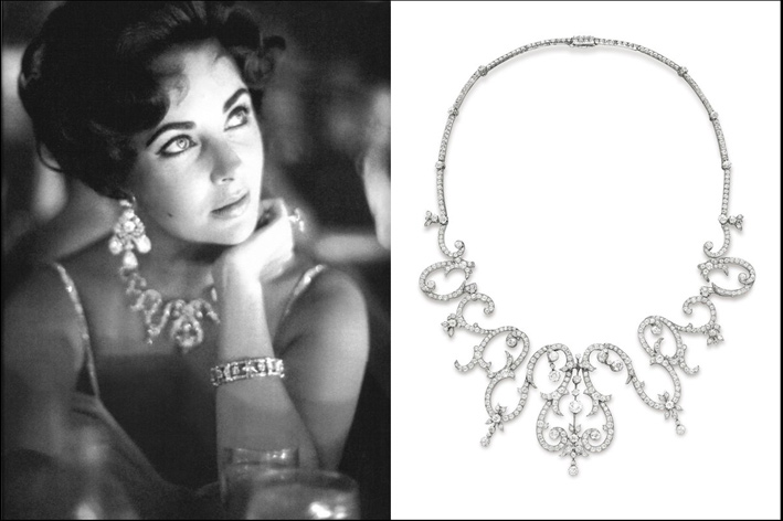 Elizabeth Taylor con una collana di diamanti venduta all'asta da Christie's