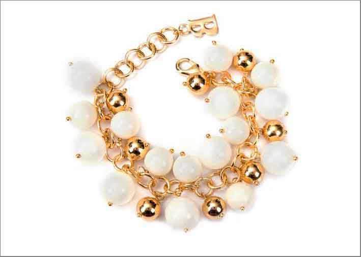 Bracciale con perle Swarovski color avorio e pietre dure di giada avorio. Prezzo: 94 euro