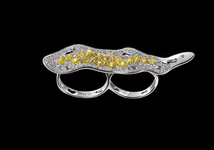 Anello per due dita, pezzo unico. Oro bianco, diamanti bianchi e gialli