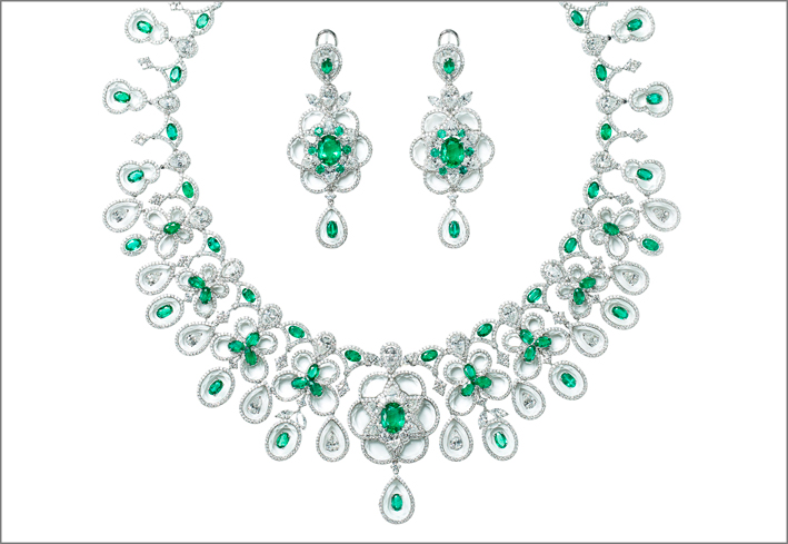 Collana con diamanti e orecchini della Cascade collection, con diamanti e smeraldi