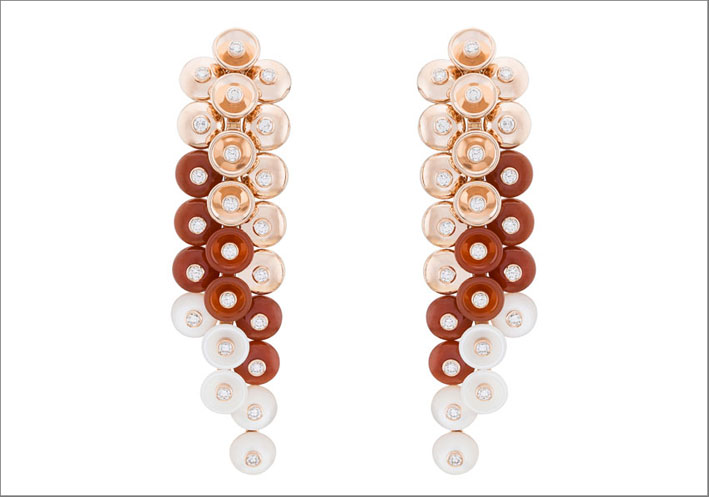 Orecchini Bouton d’or. Oro rosa, corniola, madre perla bianca e diamanti. Prezzo: 28.600 euro
