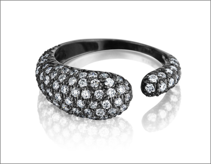 Collezione Gocce, anello in oro rodiato nero con diamanti bianchi
