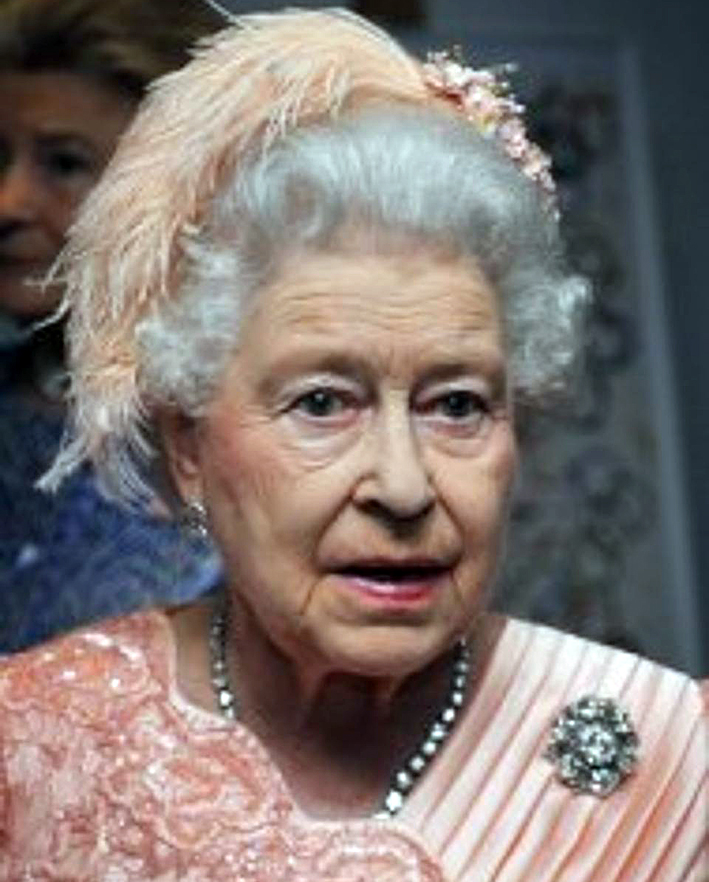 La regina Elisabetta con spilla di diamanti