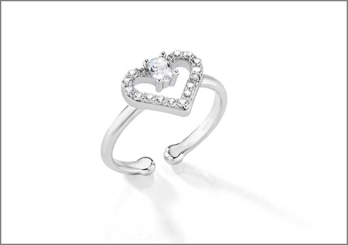 anello in argento 925‰, con cuore con profilo di zirconi bianchi e zircone centrale a taglio ovale (prezzo: 39 euro)