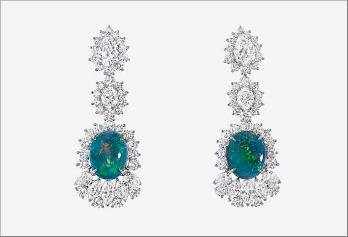 Orecchini con opali e diamanti della collezione Dior et d'Opales