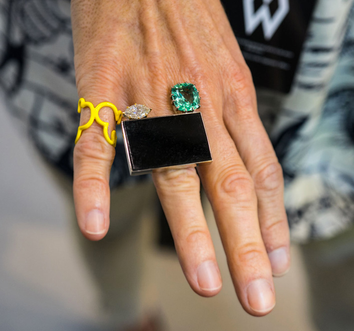 Alexandra Jefford, anello con giada nera, berillo verde, diamante marquise. Copyright: gioiellis.com