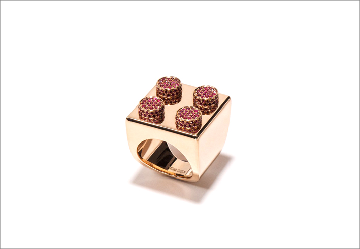 Anello della collezione Building Blocks in oro rosa, personalizzabile con rubini, oppure zaffiri e diamanti