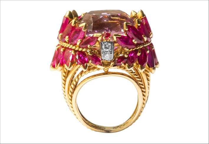 Marchak, anello cocktail in oro con morganite, rubini, diamanti