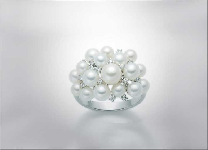 Anello con cluster di perle