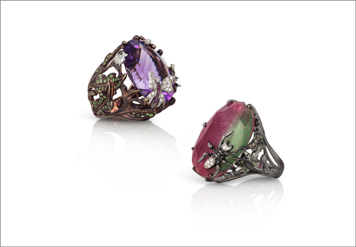 Ring in chocolate satin gold with amethyst, white diamonds, brown diamonds, orange sapphires and natural green garnet. Black satin gold ring with ruby zoisite, white and brown diamonds and natural green garnet
