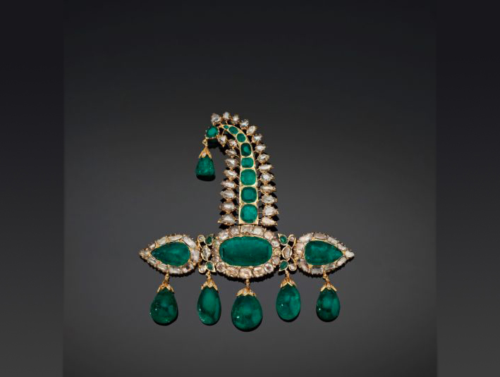 Turban (sarpesh). India del Sud, probabilmente Hyderabad. Set in oro con smeraldi e diamanti