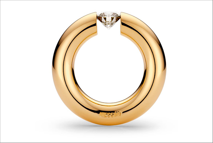 Aello tondo, una delle icone di Niessing. L'anello è dal 2001 riconosciuta come opere d'arte protetto da copyright. Design: Walter Wittek