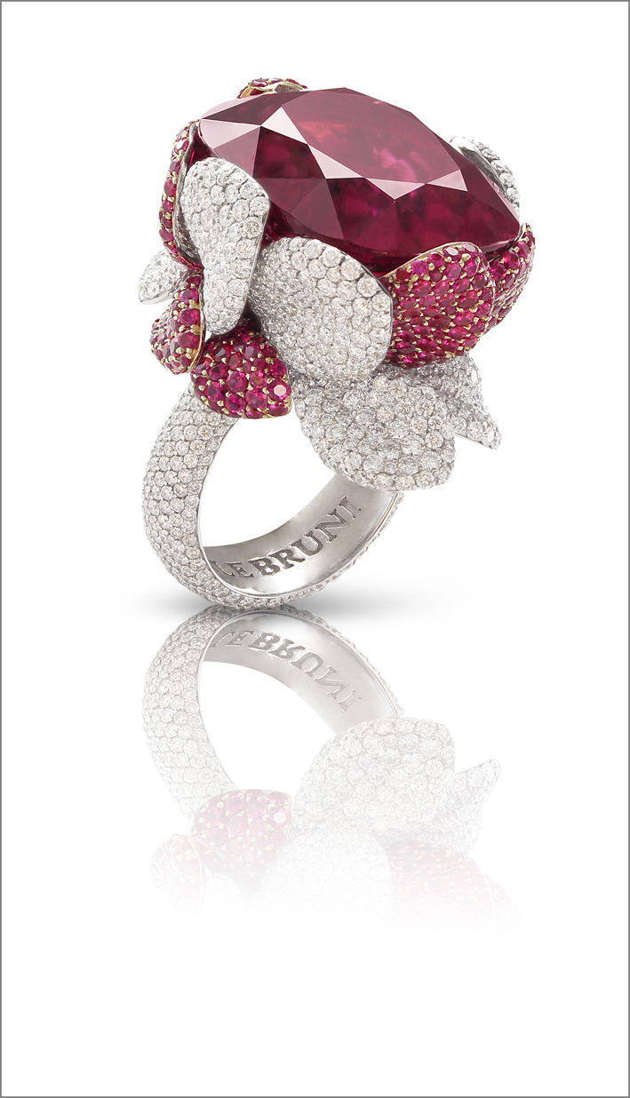 L'anello Flora, in oro bianco con rubellite e rubini