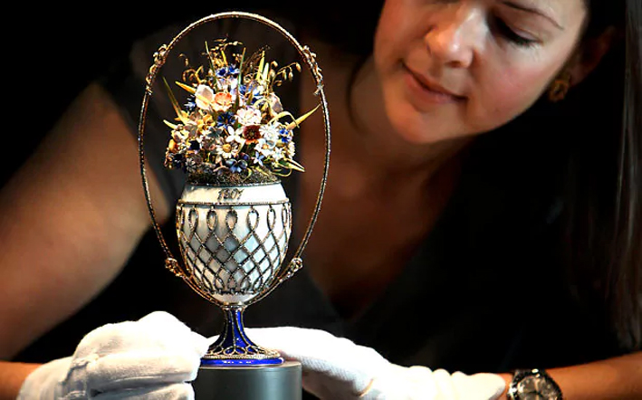Uovo con cestino di fiori per lo zar Nicola firmato Peter Carl Fabergé